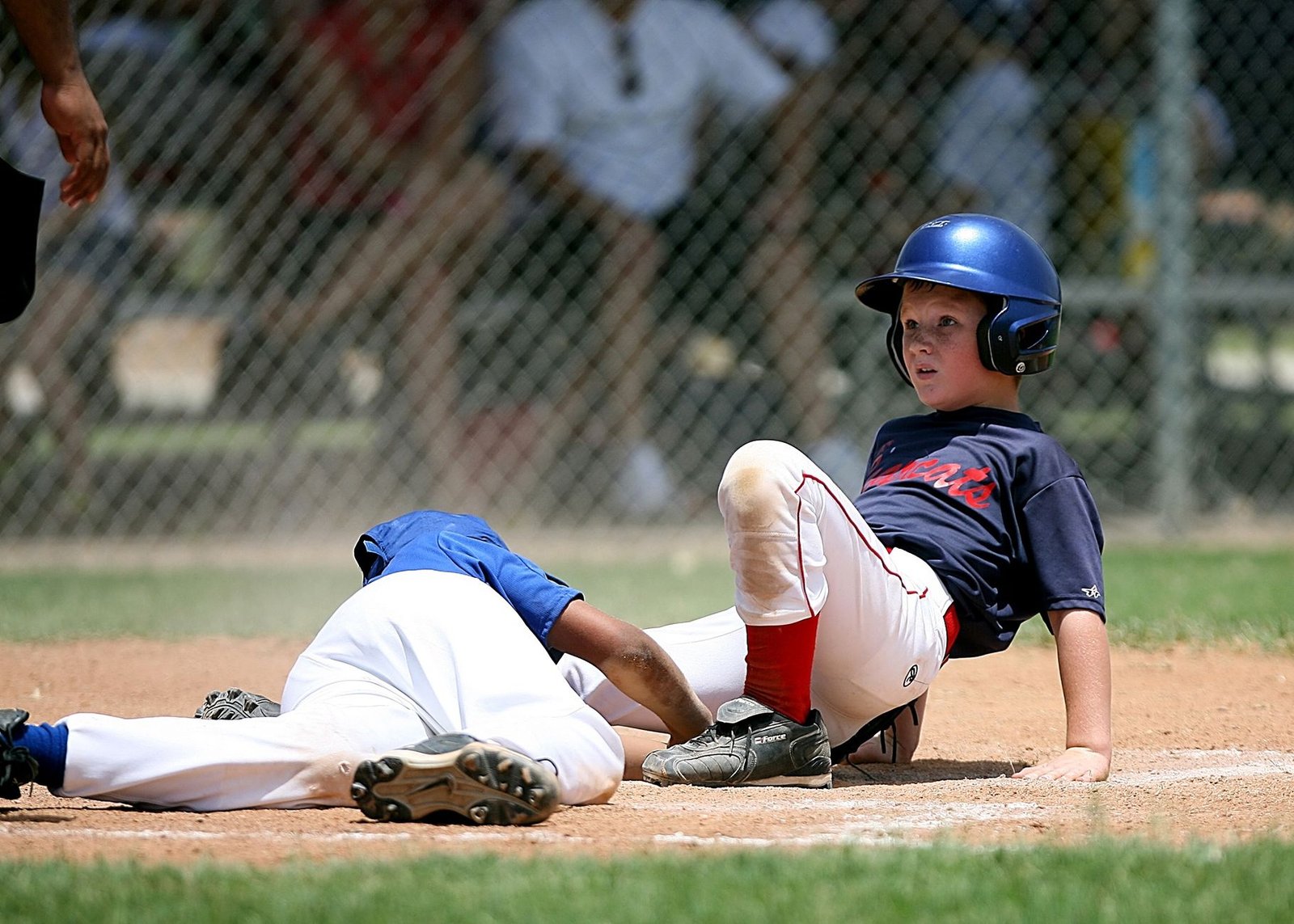 Young baseball players in action during an intense game at a sunlit field. — UnionRayo: Uniting the Vallecas Community Throug